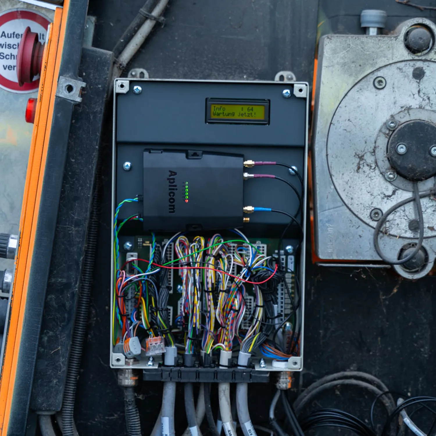 TraceMate Box eingebaut im Entsorgungsfahrzeug.